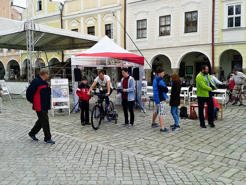 PROPAGACE. Lidé z navštívených měst mají možnost vyhrát volnou vstupenku na nadcházející sportovní svátek. Foto: Archiv Informačního centra Nové Město na Moravě