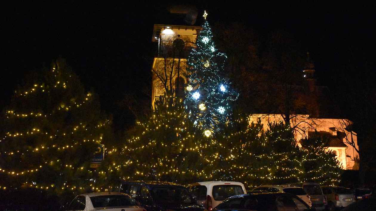 VIDEO: V Novém Městě rozsvítili vánoční strom, na svou chvíli tam čeká celý rok