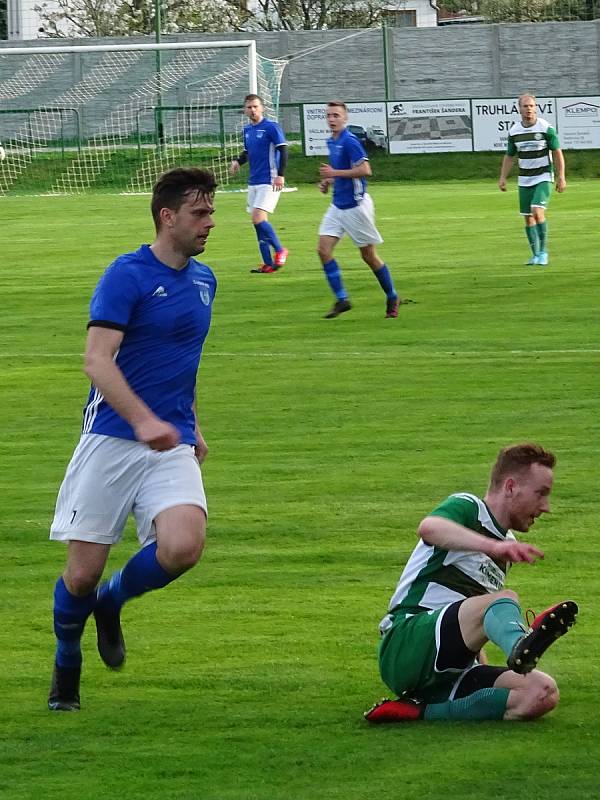 Fotbalisté Nové Vsi (v modrých dresech) smetli ve středečním semifinále Krajského poháru Vysočiny Kamenici nad Lipou (v zelenobílém) vysoko 7:0.