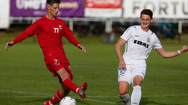 V prvním vzájemném duelu tohoto ročníku dokázali fotbalisté Žďáru (v bílém) loni v srpnu na Bouchalkách favorizovaný Start Brno (v červeném) zdolat 1:0.