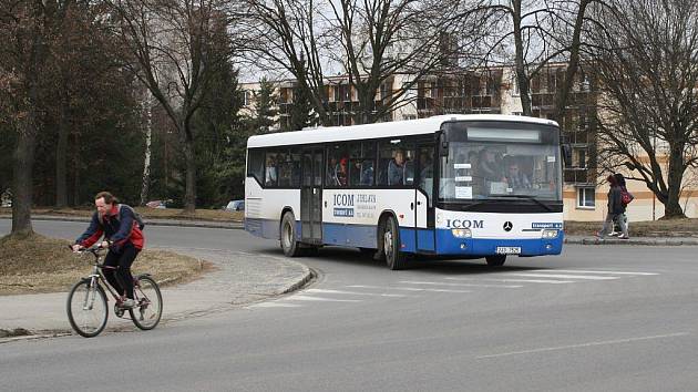 Kus dlažby vandal hodil na autobus krátce poté, co vůz vyjel od žďárského nádraží na Jihlavskou ulici.