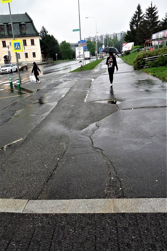 Chodníky na Žďárském náměstí jsou ve špatném stavu. Když prší, tvoří se na nich veliké kaluže.