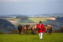 Hubertova jízda Vysočinou okolím Kuklíku fascinuje krásou koní i podzimní přírody.