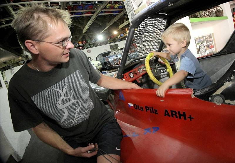 Expozice automobilových veteránů značky Tatra je otevřena v Bystřici nad Pernštejnem.