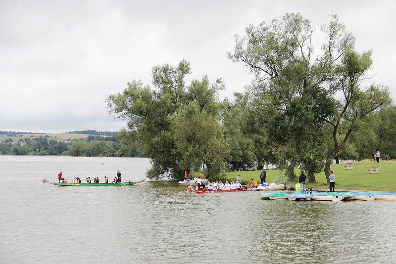 Hladinu Pilské nádrže ve Žďáře nad Sázavou rozčeřily v sobotu 19. srpna dračí lodě. Divákům se předvedlo bezmála čtyřicet posádek v sedmi kategoriích.