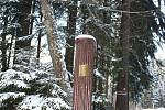 Železný sloupek z kadovských hutí, který prý na místo přinesl Honza z Bříšče, stojí dodnes u silnice mezi Kadovem a Heálcem pod Devíti skalami.