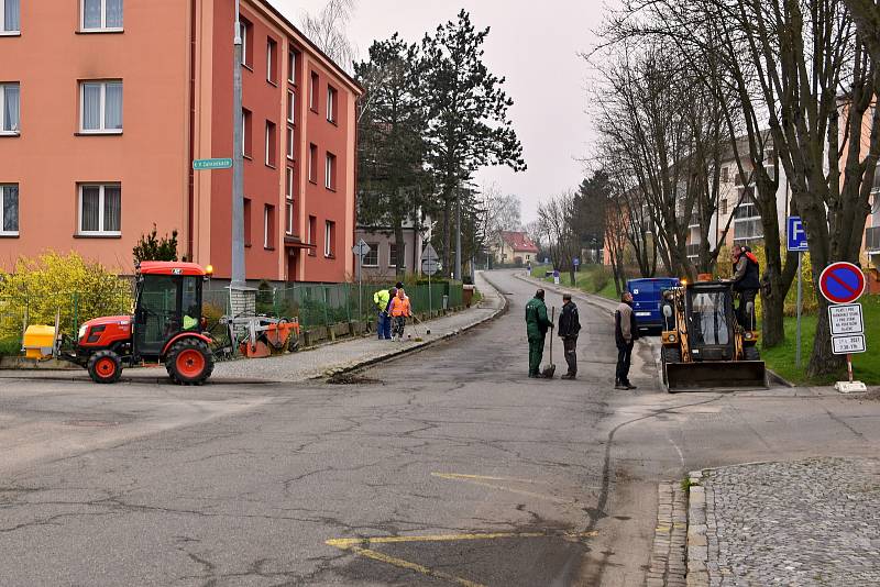 Úklid města zajišťují pracovníci technických služeb.