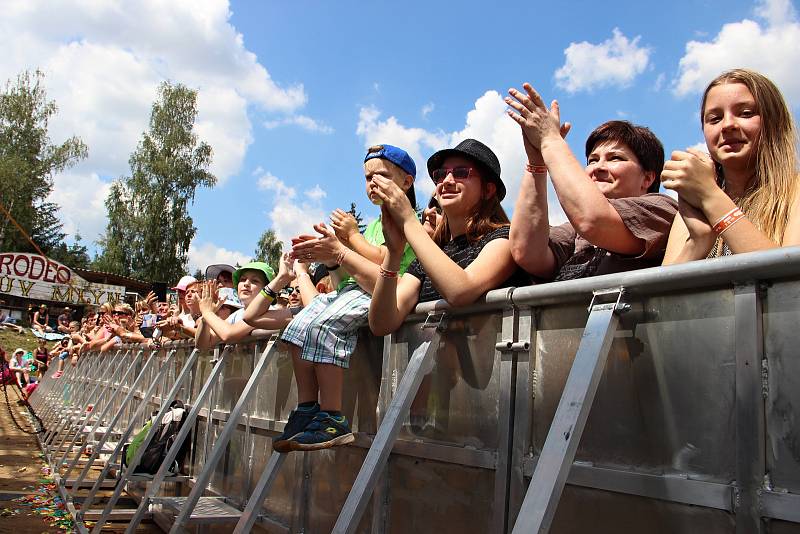 Akce, jež má ambice stát se největším rodinným festivalem u nás, přilákala davy lidí. Pro děti i dospělé zazpívala řada hvězd, připraven byl i pestrý doprovodný program.