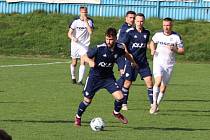 Až po přestávce rozhodli fotbalisté Nového Města na Moravě (v modrém) o domácí výhře 2:0 nad Břeclaví (v bílém) ve 20. kole moravskoslezské divize D