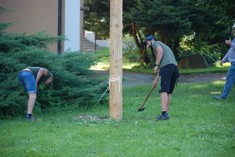 Kácení máje je v Jámách oblíbenou tradicí. Událost doprovází hudba i soutěže.