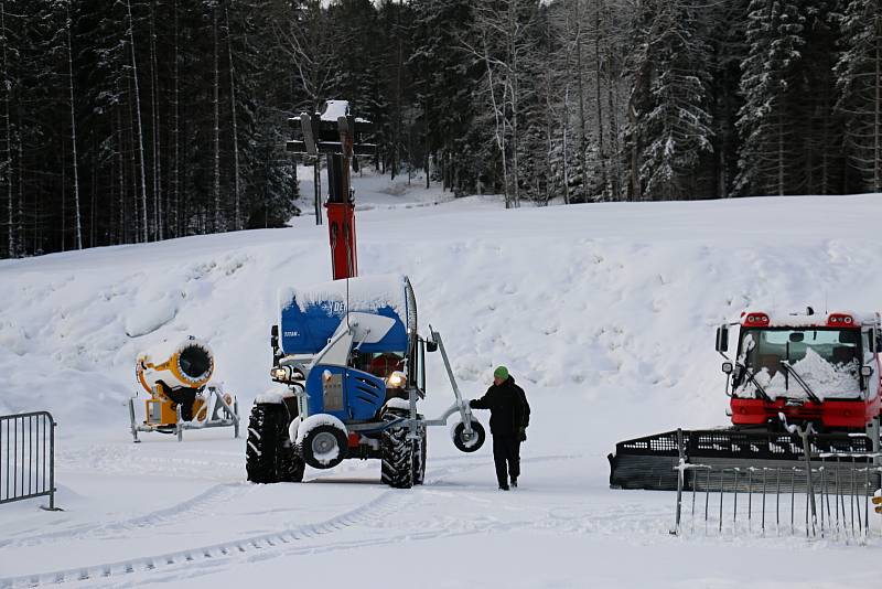 Zásobník sněhu byl naplněn v březnu. Sníh tam přečkal jaro, léto i podzim. Teď už se jen čeká na příznivé počasí, aby mohl být odvezen na tratě.