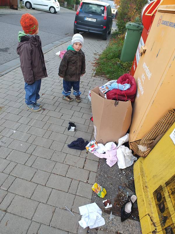 Problém přeplněných nádob na použitý textil už Diakonie Broumov vyřešila a po výpadku sváží oblečení opět jednou týdně.