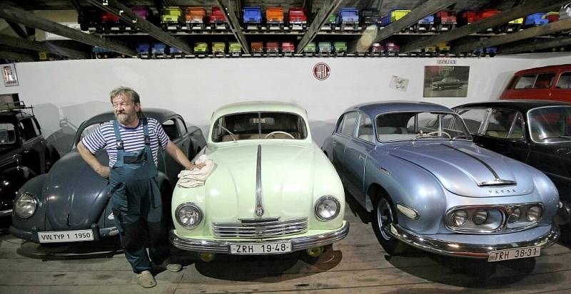 Expozice automobilových veteránů značky Tatra je otevřena v Bystřici nad Pernštejnem.