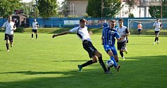 Fotbalisté juniorky Nového Města na Moravě (v bílých dresech) si v nedělním souboji s Radešínskou Svratkou doslova otevřeli střelnici.
