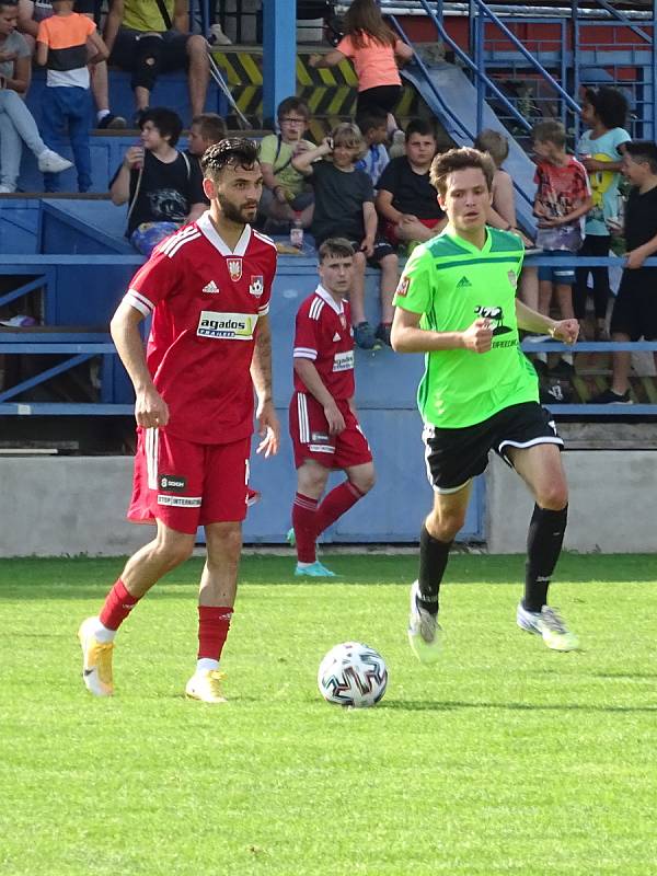 V přátelském utkání ve středu zvítězili fotbalisté Velkého Meziříčí (v červeném) na hřišti Nového Města těsně 1:0.