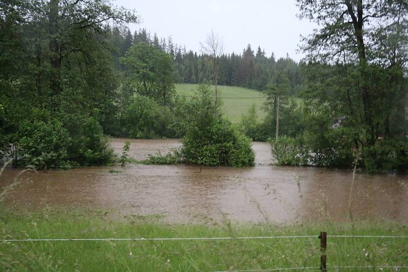 Přívalové deště u Krásného rozvodní řeku Svratku.