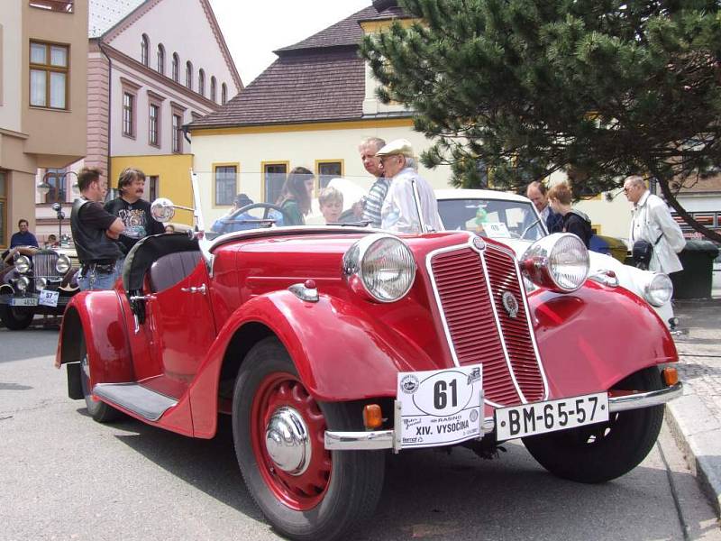 Sraz obdivovatelů automobilových veteránů.