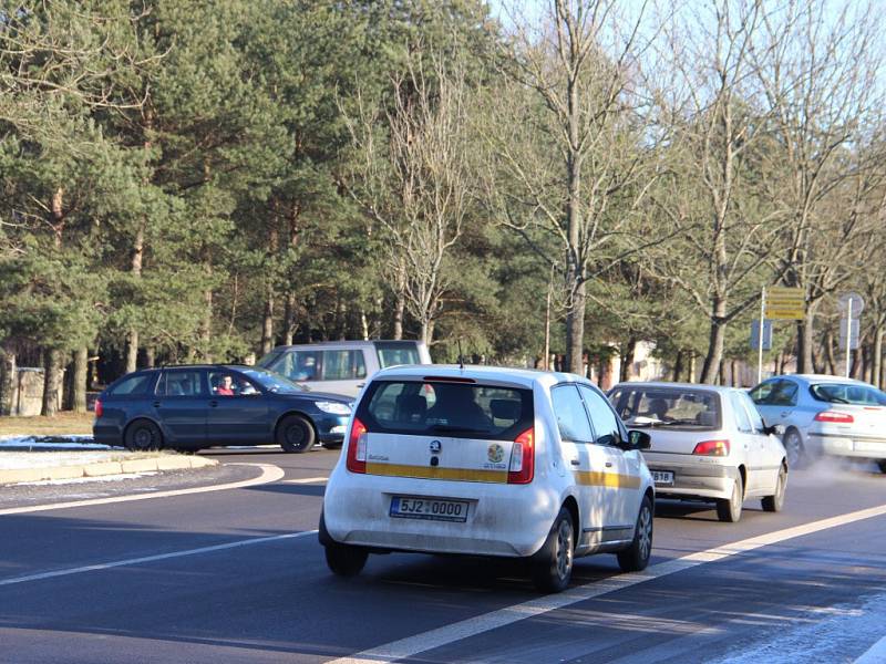 Počítá se s odbočovacím pruhem z ulice Neumannova k Novému Městu i s pruhem pro odbočení aut jedoucích od křižovatky u Conventu do Neumannovy ulice.  