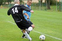 Devět gólů nasázelo v sobotu béčko Bystřice (v modrém) fotbalistům Křoví (v černých dresech).