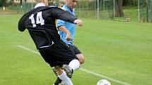 Devět gólů nasázelo v sobotu béčko Bystřice (v modrém) fotbalistům Křoví (v černých dresech).