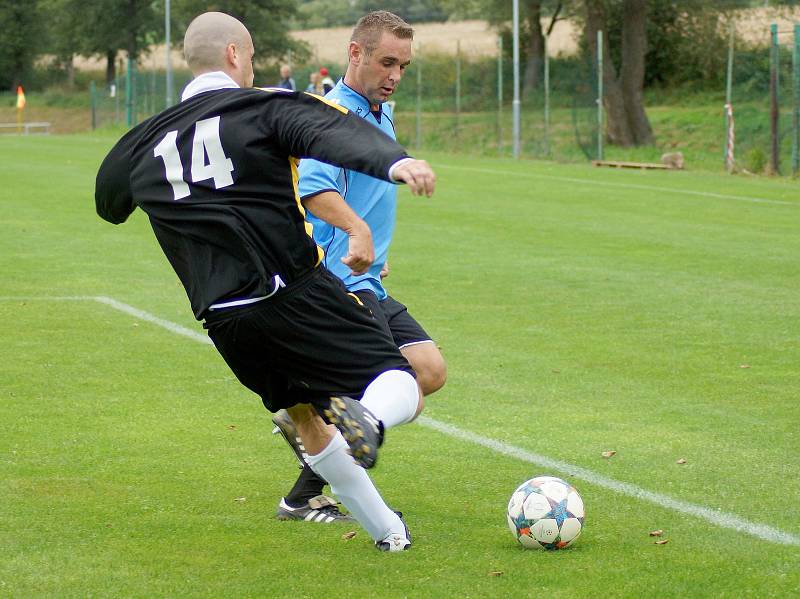 Devět gólů nasázelo v sobotu béčko Bystřice (v modrém) fotbalistům Křoví (v černých dresech).