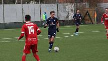 Fotbalisté Slovácka B (v černém) ve 22. kole MSFL podlehli na kunovické Bělince Velkému Meziříčí (v červeném) 0:1.