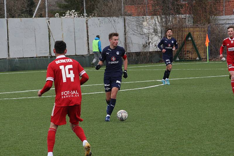 Fotbalisté Slovácka B (v černém) ve 22. kole MSFL podlehli na kunovické Bělince Velkému Meziříčí (v červeném) 0:1.