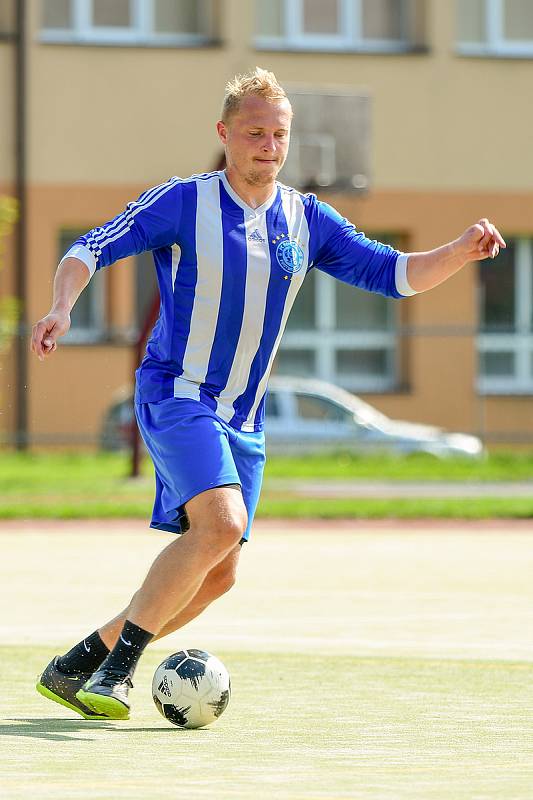 Fotbalisté Alka (v zelených dresech) si vyšlápli na vítěze předchozího ročníku Žďárské ligy malé kopané. Benjamin (v pruhovaném) zdolali výsledkem 5:3.