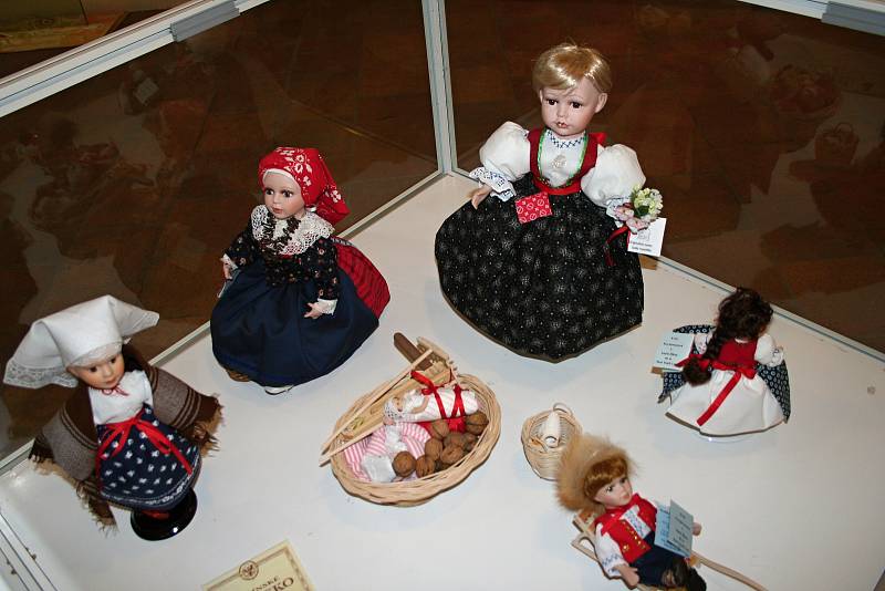 Krojované panenky mohou zájemci uvidět od 10. března v Košumberku v Lužích.
