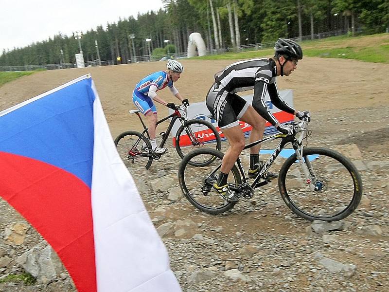 Sprint Světového poháru horských kol v Novém Městě na Moravě. Český závodník Jan Nesvadba (vlevo) skončil na 12. místě.