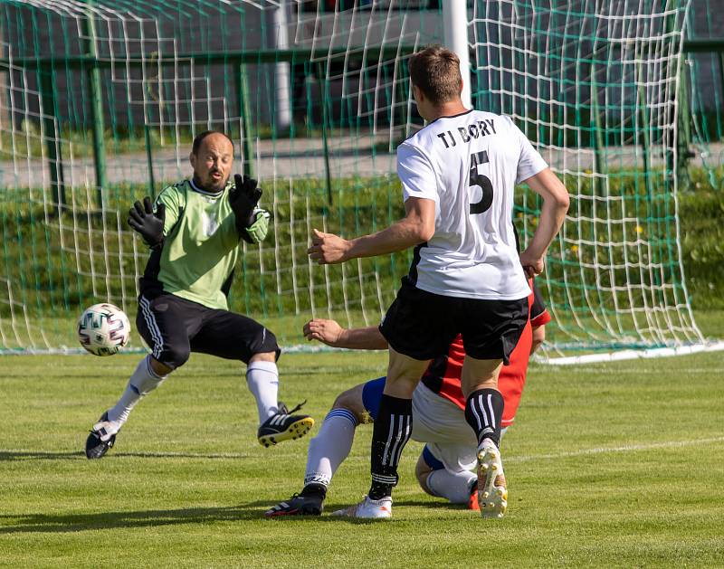 Sobotní souboj mezi fotbalisty domácí rezervy Nové Vsi (v červených dresech) a Bory skončil jasným vítězstvím hostujícího mužstva.