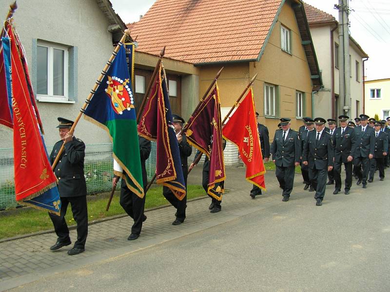 Na čtyřicet uniformovaných hasičů a hasiček z okrsku Heřmanov vpochodovalo za vedení šesti hasičských praporů v neděli 14. května 2017 na náves v obci Březské, kde před kaplí zasvěcené Nanebevzetí Panny Marie byla obětována mše svatá za hasiče okrsku.