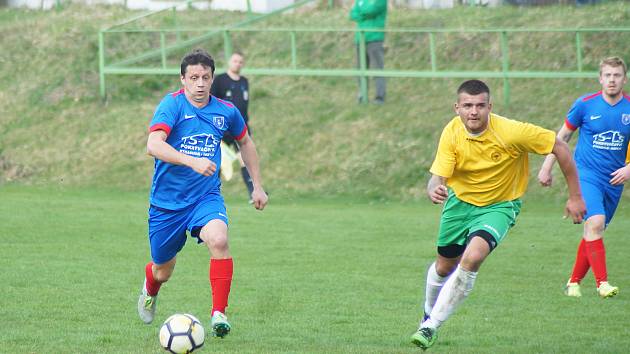 Debaklem skončilo nedělní utkání na půdě rezervy Žďáru pro fotbalisty Radešínské Svratky (v modrém Martin Mužátko).