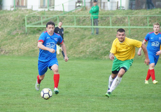 Debaklem skončilo nedělní utkání na půdě rezervy Žďáru pro fotbalisty Radešínské Svratky (v modrém Martin Mužátko).