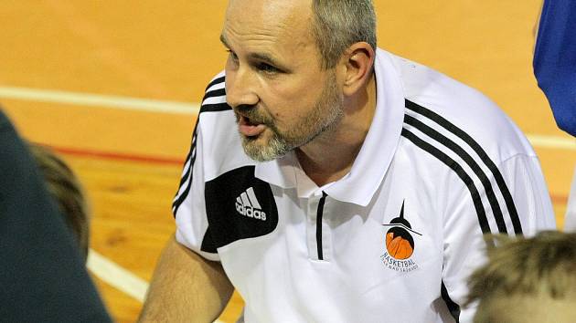 Žďárského trenéra Petra Šilharta mrzela zejména porážka v Karviné. Basketbalisté jsou ve vyrovnané soutěži šestí, sestupují tři nejhorší. 