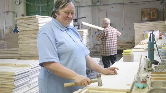 Světlana Kuncová dělá ve fabrice na výrobu nábytku. Náplní její práce je zkrášlování dřeva.