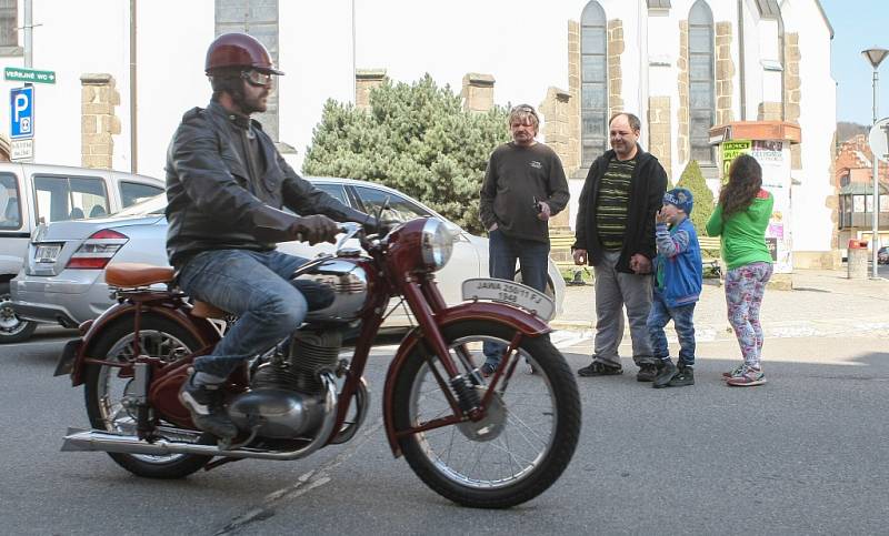 Jako první na Vysočině zahájili v sobotu letošní sezonu motorkáři ve Velkém Meziříčí. Na tamním náměstí se jich sešlo několik set, ke zdařilé akci přispělo slunečné počasí.