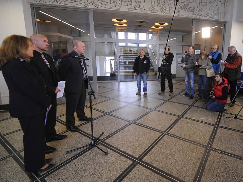 V Jihlavě se ve čtvrtek uskutečnila mimořádná tisková konference k případu ze Žďáru nad Sázavou,  kde 14. října žena z Ostravska ubodala studenta a další tři lidi zranila.