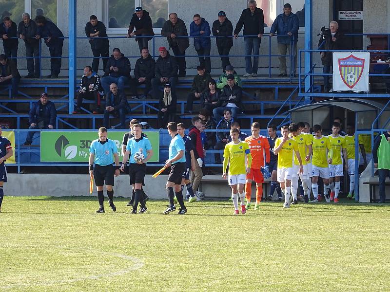 Veledůležitý záchranářský souboj mezi fotbalisty Nového Města na Moravě (v modrém) a juniorkou FC Vysočina (ve žlutých dresech) skončil výhrou domácích 1:0.