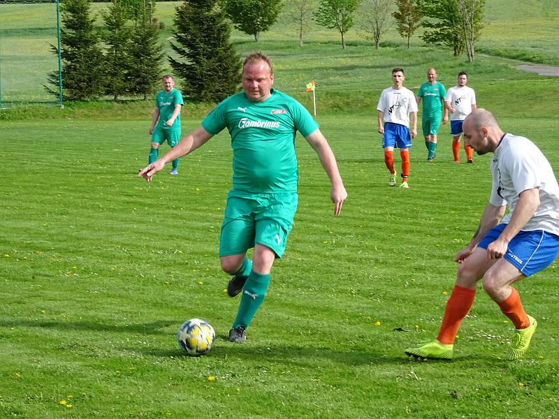 V pořádnou přestřelku se zvrhlo utkání mezi fotbalisty Vlachovic (v bílých dresech) a Strážkem (v zeleném). Oba celky se rozešly smírně po remíze 5:5.