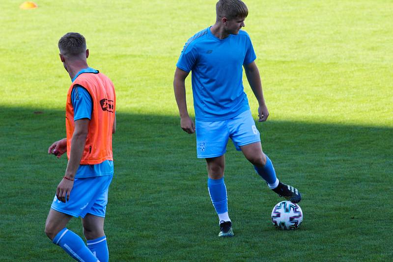 Fotbalisté Nového Města na Moravě (v zeleném) v pátek vyhráli ve Znojmě (v modrém) 2:0.