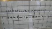 Neordinujeme. Najít v létě v době dovolených lékaře, který pacienta ošetří, není jednoduché. Někteří za sebe nabízejí náhradu. Ale, jak vidno na dveřích jedné ordinace, není to pravidlem.