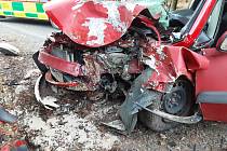 Při nehodě se zranila řidička vozidla a skončila v péči zdravotníků. Hasiči provedli na havarovaném vozidle protipožární opatření a místo události technicky zabezpečili.