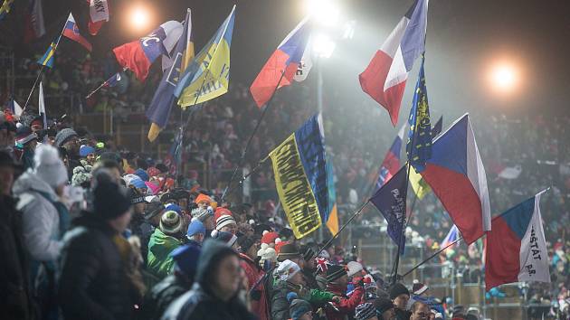 Diváci na závodu SP v biatlonu ve sprintu na 10 km mužů.