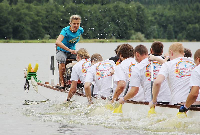 Hladinu Pilské nádrže ve Žďáře nad Sázavou rozčeřily v sobotu 19. srpna dračí lodě. Divákům se předvedlo bezmála čtyřicet posádek v sedmi kategoriích.