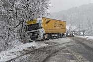 Zapadlý kamion na zasněžené silnici. Ilustrační foto