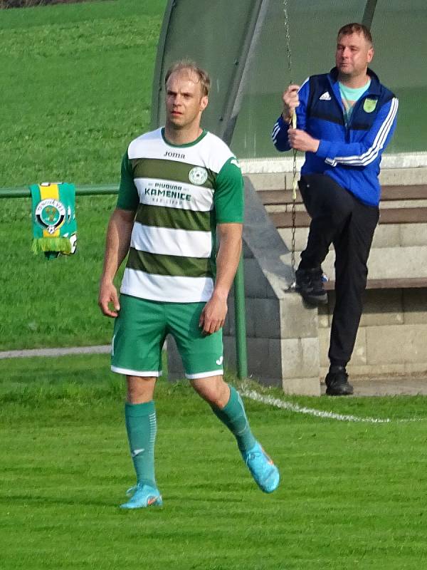 Fotbalisté Nové Vsi (v modrých dresech) smetli ve středečním semifinále Krajského poháru Vysočiny Kamenici nad Lipou (v zelenobílém) vysoko 7:0.