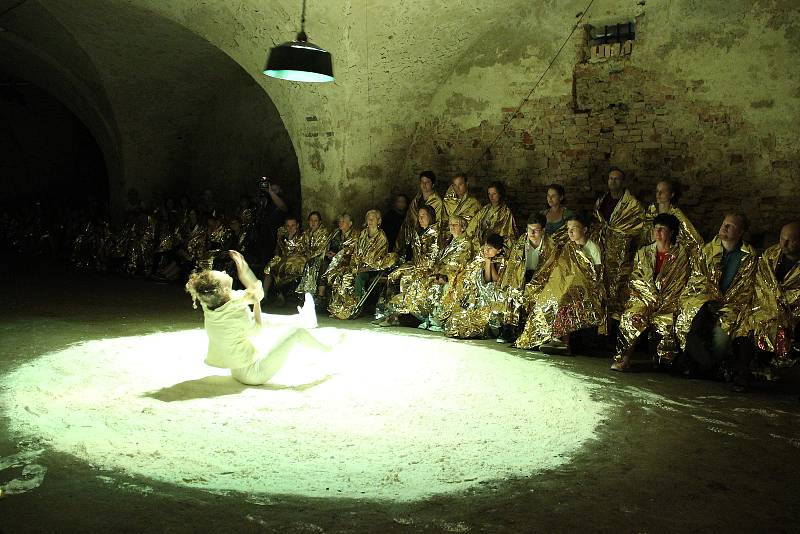 O první světovou premiéru se na festivalu KoresponDance postaral Jean Gaudin se Sebastianem Fournierem a místním dětským pěveckým sborem Žďáráček. Představení se odehrálo v rozlehlém a opuštěném barokním sklepení žďárského zámku.