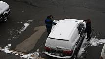 Řidiči ráno odstraňovali sníh z aut.