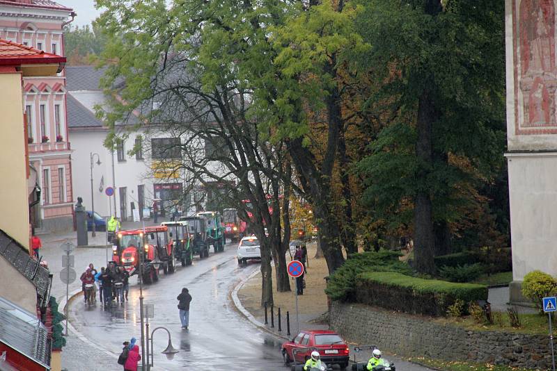 Zemědělské stroje absolvovaly šestikilometrovou trasu z Maršovic do Vysočina Areny.